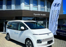 Nový Hyundai STARIA 🚌 dorazil do Hradce Králové 😍 Určeno pro rodinu👨‍👩‍👧‍👦 i podnikání 🤝 #hyundaihk #hyundai #staria #mpv #for #family #or #business
