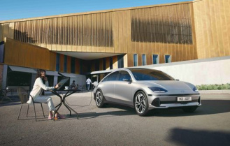 IONIQ 6 🔋 nabídne podle předběžných testů dle WLTP dojezd více než 610 km na jedno nabití ⚡️, a to ve spojení s všestrannou technologií ultra rychlého nabíjení s napětím 400 V nebo 800 V, která je součástí modulární platformy pro elektromobily E-GMP (Electric-Global Modular Platform) společnosti Hyundai Motor Group. IONIQ 6 navíc disponuje nejlepší aerodynamikou 🏎 ze všech dosavadních modelů Hyundai a řadou atraktivních funkcí, umocňujících zážitky z elektrické mobility, od dvoubarevného ambientního osvětlení 💡 přes funkci Speed Sync Lighting až po speciální funkci EV Performance Tune-up a zvukovou technologii e-ASD (Electric Active Sound Design).