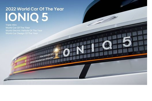 V🏆Mimořádně oceňovaný Hyundai IONIQ 5 získal prestižní titul Světový auto roku (World Car of the Year) 2022. Zcela elektrický crossover zvítězil v kategoriích Světové auto roku 2022, Světový elektromobil roku 2022 a Světový automobilový design roku 2022. Pořadatelé ankety zveřejnili výsledky na slavnostní akci, která se konala na mezinárodním autosalonu v New Yorku (NYIAS: New York International Auto Show). 🏆IONIQ 5 byl oceněn nezávislou mezinárodní porotou složenou ze 102 motoristických novinářů z 33 zemí celého světa. Inovativní akumulátorový elektromobil, který již získal bezpočet mezinárodních ocenění, dosáhl nakonec celkového vítězství nad ostatními 27 vybranými finalisty ve všech kategoriích, ve kterých byl nominován.