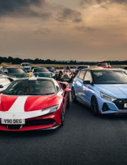 🤔 Jaké je nejlepší sportovní auto letošního roku? Britský magazín Top Gear nedávno uskutečnil každoroční obrovský srovnávací test Speed Week, aby našel odpověď. Ve společnosti nejmodernějších supersportů překvapivě zazářil nejmenší sportovní ‼️Hyundai i20N‼️,dokazující, že na zábavu za volantem nepotřebujete miliony, ale stačí vám i pár set tisíc korun. 🔝😍😍 https://www.garaz.cz/…/novinky-hyundai-i20-n-je-sportovnim-…