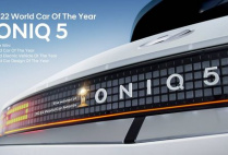 🏆Mimořádně oceňovaný Hyundai IONIQ 5 získal prestižní titul Světový auto roku (World Car of the Year) 2022. Zcela elektrický crossover zvítězil v kategoriích Světové auto roku 2022, Světový elektromobil roku 2022 a Světový automobilový design roku 2022. Pořadatelé ankety zveřejnili výsledky na slavnostní akci, která se konala na mezinárodním autosalonu v New Yorku (NYIAS: New York International Auto Show). 🏆IONIQ 5 byl oceněn nezávislou mezinárodní porotou složenou ze 102 motoristických novinářů z 33 zemí celého světa. Inovativní akumulátorový elektromobil, který již získal bezpočet mezinárodních ocenění, dosáhl nakonec celkového vítězství nad ostatními 27 vybranými finalisty ve všech kategoriích, ve kterých byl nominován.