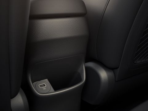 Zadní USB port, doplněk pohodlných  vyhřívaných zadnch sedadel v novém Hyundai Kona.