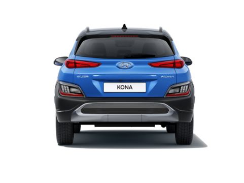 Pohled zezadu na nový Hyundai Kona s novým zadním nárazníkem a robustní ochrannou deskou v barvě kovu.