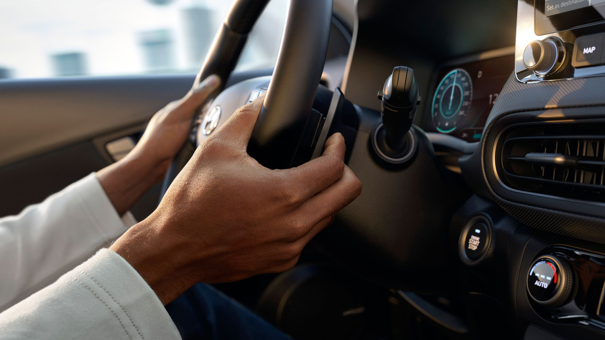 Pohled do interiéru nového kompaktního SUV Hyundai KONA Hybrid, jehož cestující používá Bluelink.